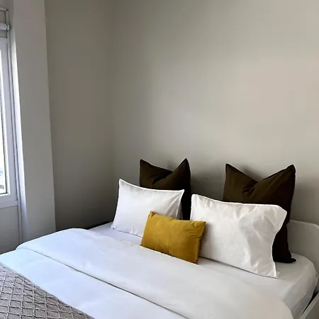 Casi-homes * Lárnaca