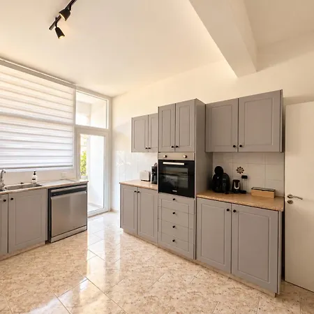 Casi-homes