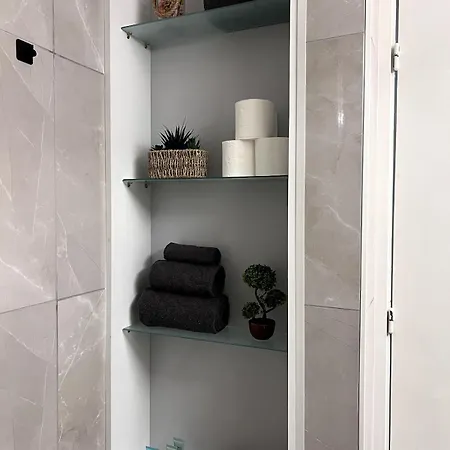 Casi-homes * لارنكا