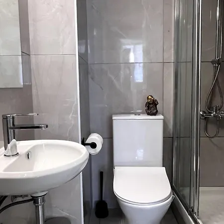 Casi-homes لارنكا